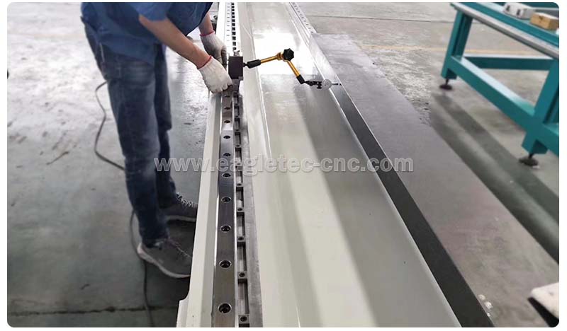 linear rails are mounted with clamping blocks in a compact manner