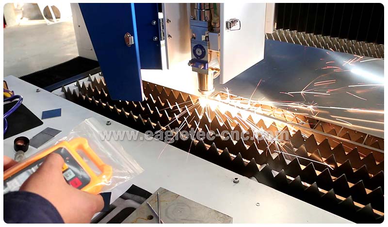 cnc fiber laser cutting machine cut with stainless steel sheet