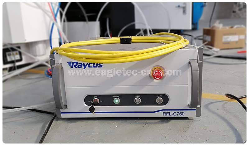 750 wattage raycus fiber laser source at the side of cutter machine