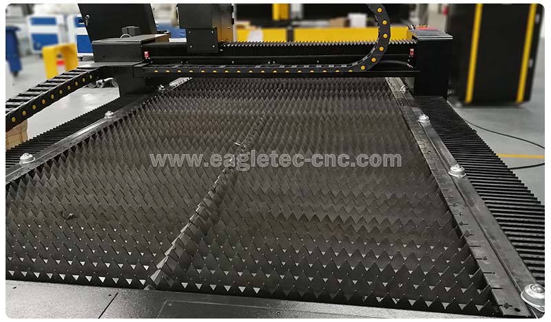 saw blade fiber laser cutting table installed on the machine