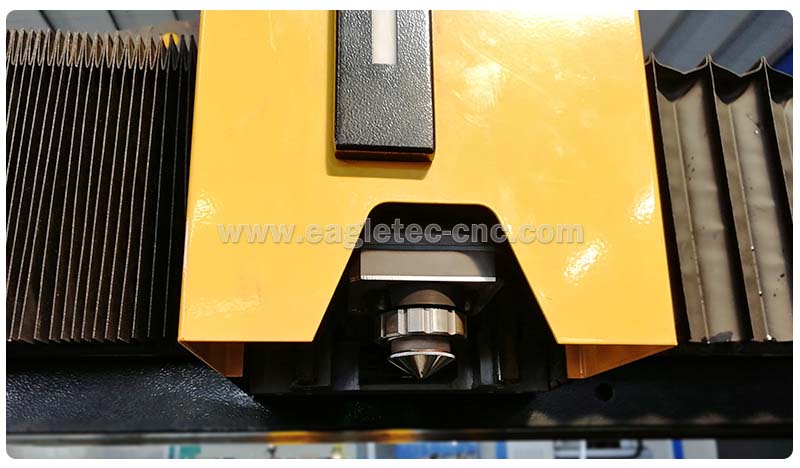 fiber laser cutting head with nozzle on fiber optic laser cutting machine