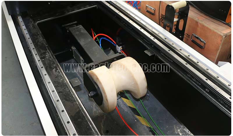 unactive pneumatic roller on the laser metal pipe cutter machine