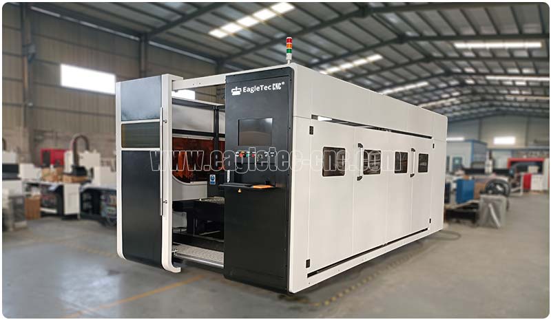 fully enclosed fiber laser cutter in the workshop