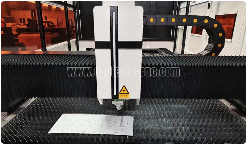 ray tools fiber laser head on the closed fiber laser cutting machine