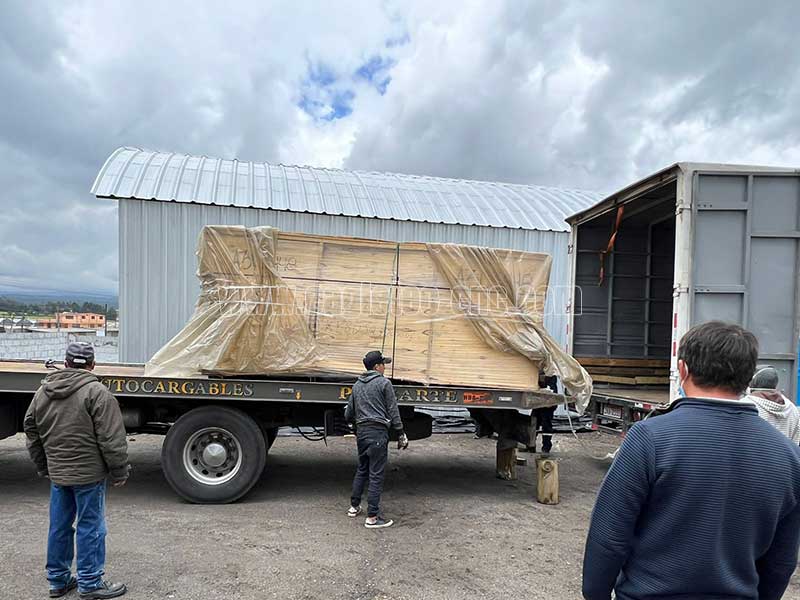 Ecuadorian customer is unloading the three head cnc router