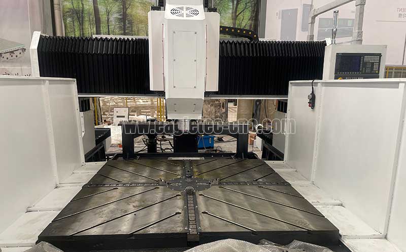 cnc drilling and milling machine with a hydraulic four-jaw self-centering chuck
