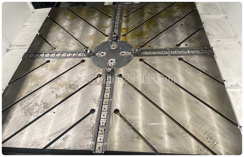 self-centering hydraulic chuck for tube sheet fabrication