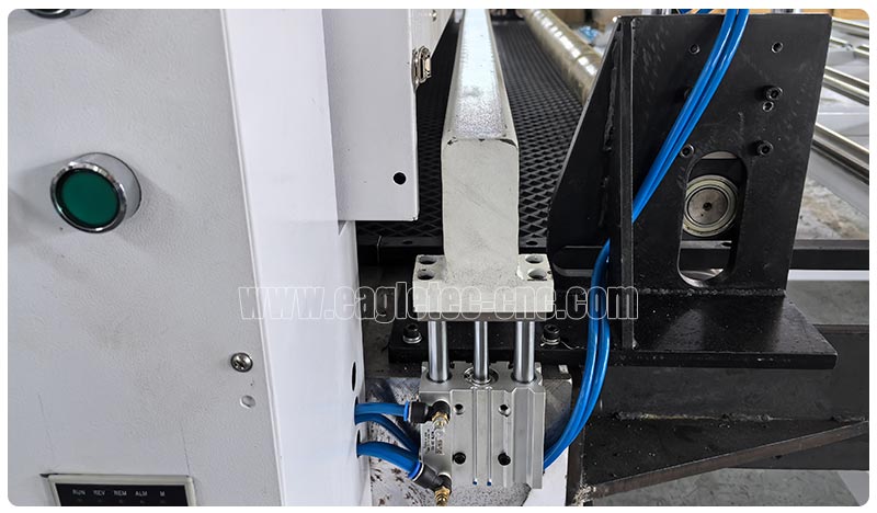 pneumatic rollers for holding the wood sheet in place