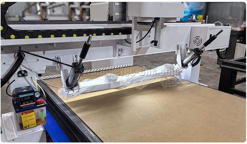 rear bead mounted material pusher on ATC CNC router with CCD rear bead mounted material pusher on ATC CNC router with CCD