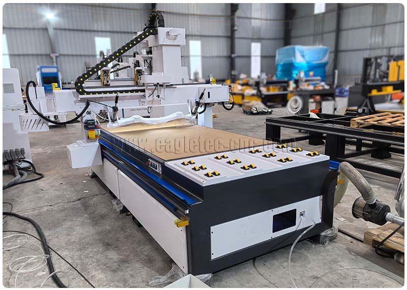 ATC CNC Router with Oscillating Knife with several rollers on rear bed ATC CNC Router with Oscillating Knife with several rollers on rear bed